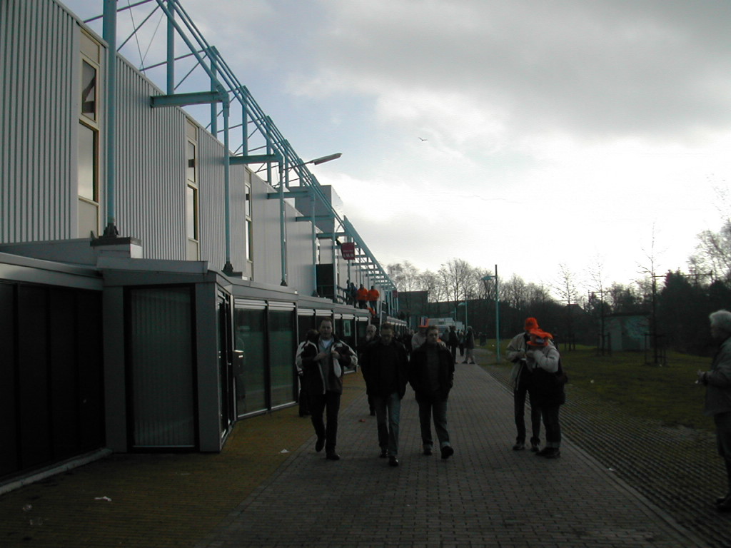 Om het stadion heen staan eetkraampjes. Buiten was het, met het zonnetje erbij, warmer dan binnen.