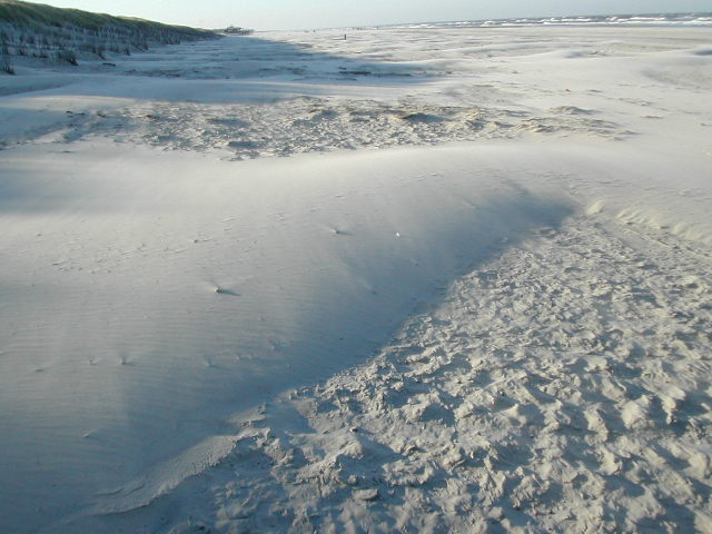 Het zand waaide heel gaaf over het strand. Verderop beter te zien.