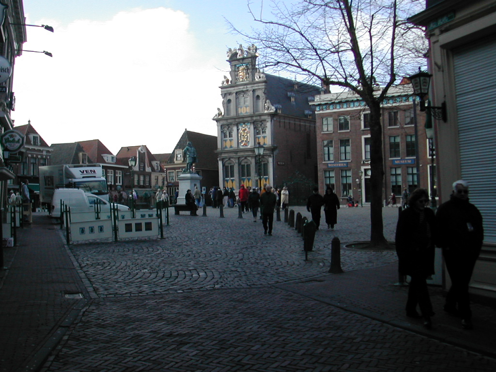 Loop je even verder, kom je op het Rode Steen. Uitgaanscentrum van Hoorn :p