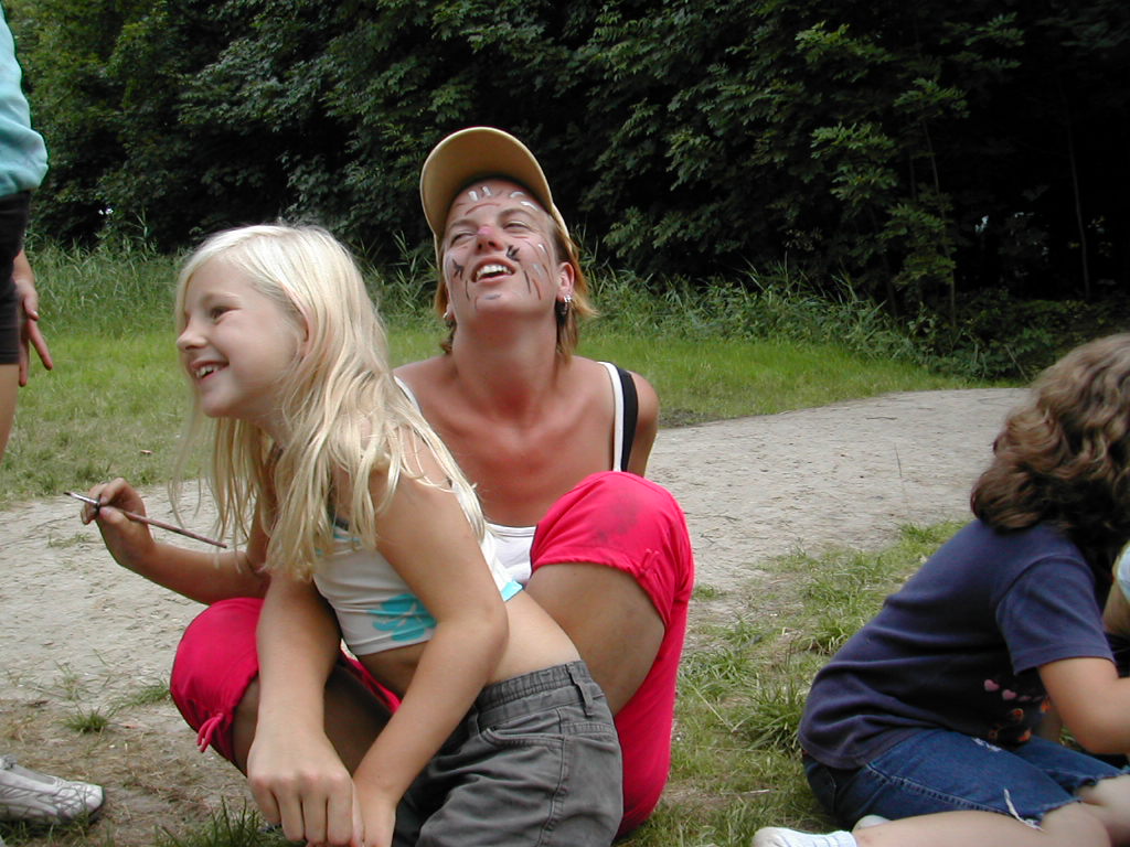 Chantal wordt beschilderd