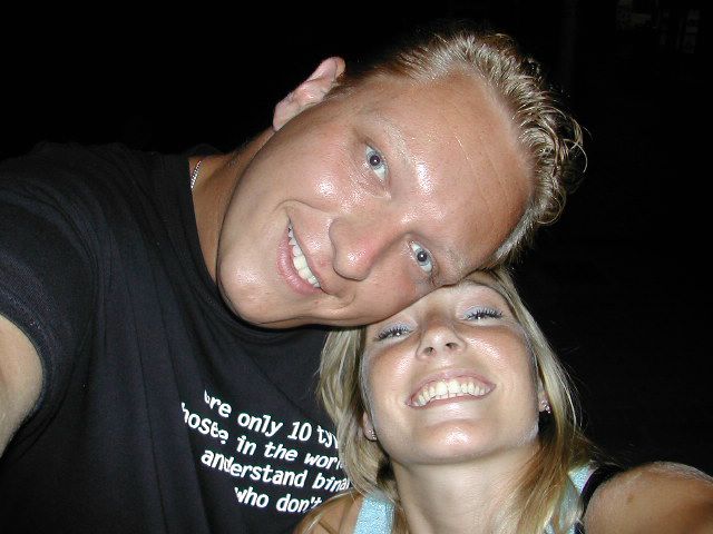Ik en Cindy, voilledig nuchter naar huis lopend.
