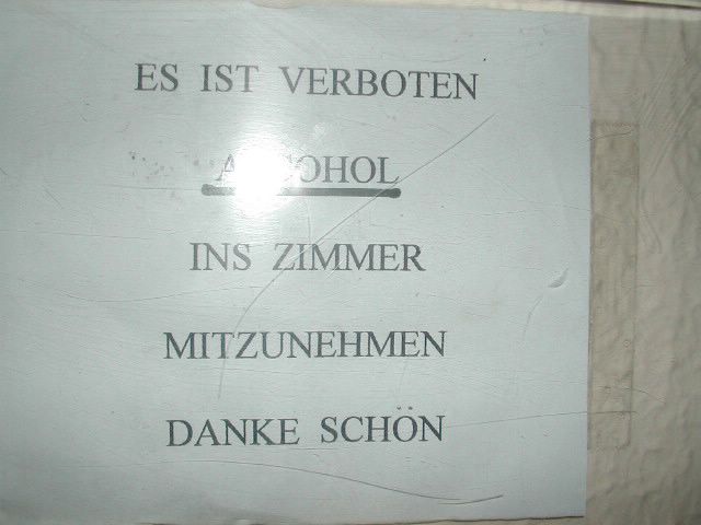 Leuk dat dit alleen in het Duits bij de lift staat...