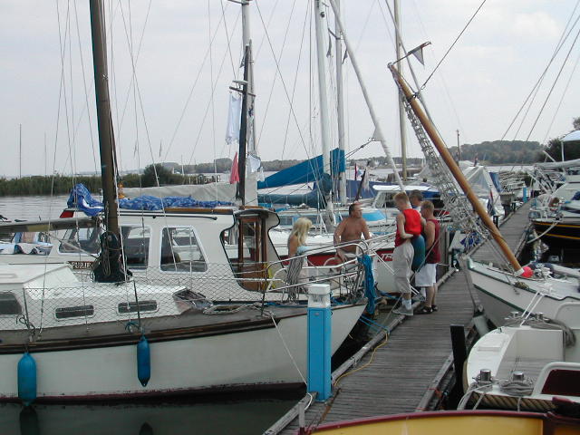 Vrienden Bob & Elly + kids, kwamen gezellig bij ons in de haven liggen