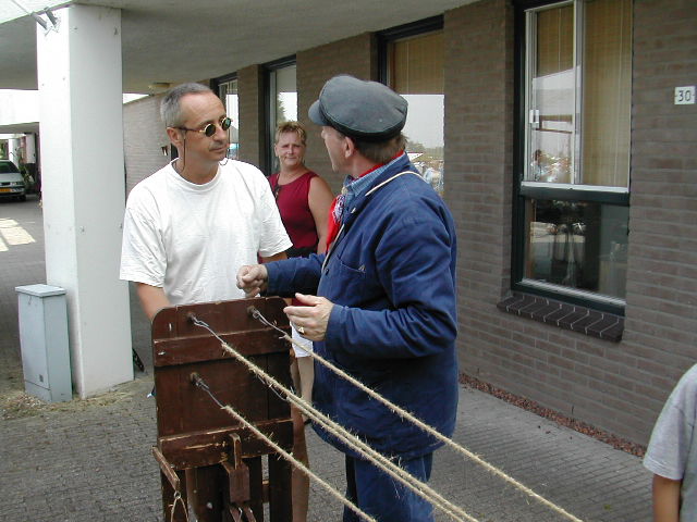 Gerrit krijgt een cursus touwmaken