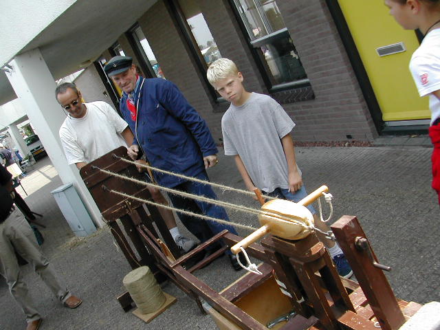 Gerrit krijgt een cursus touwmaken