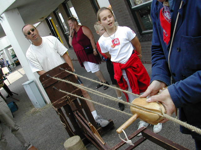 Gerrit krijgt een cursus touwmaken