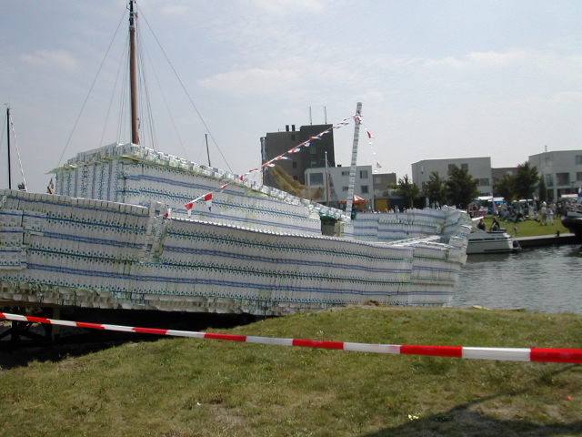 Sailwolde - De melkpakken boot wordt vandaag te water gelaten...